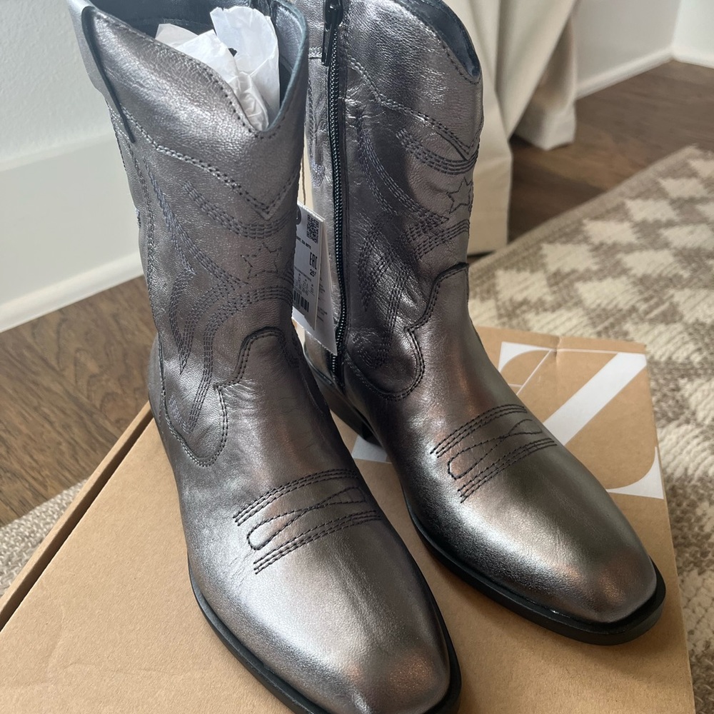 COPY - NIB Zara girls size 34 (US 2.5/3) Platinum cowboy boots - Picture 3 of 4